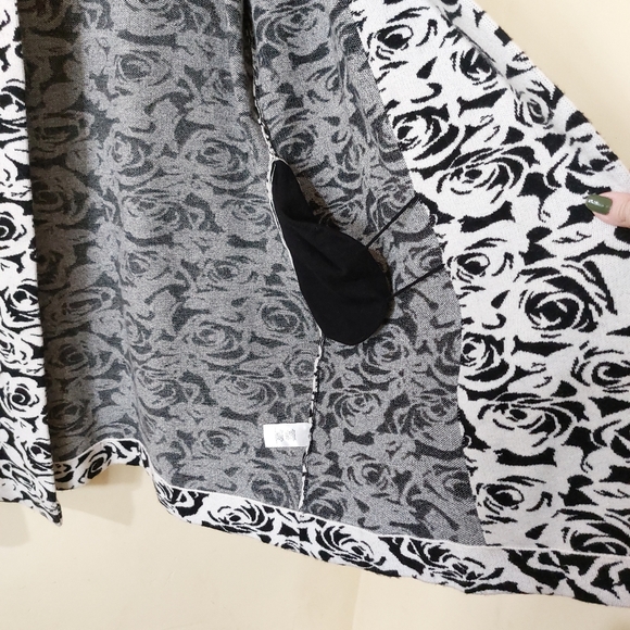 Tahari Black & White Rose Design Thick Viscose Knit Open Front Longline Sweater - Picture 3 of 11